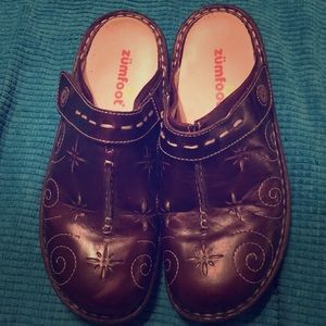 Zumfoot Women’s 38 wide slide on clogs/ mules